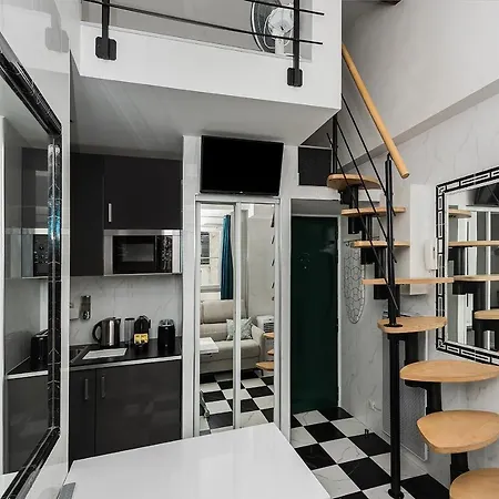 Pres Des Champs-elysees *