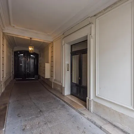 Pres Des Champs-elysees *