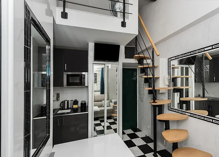 Près Des Champs-élysées *