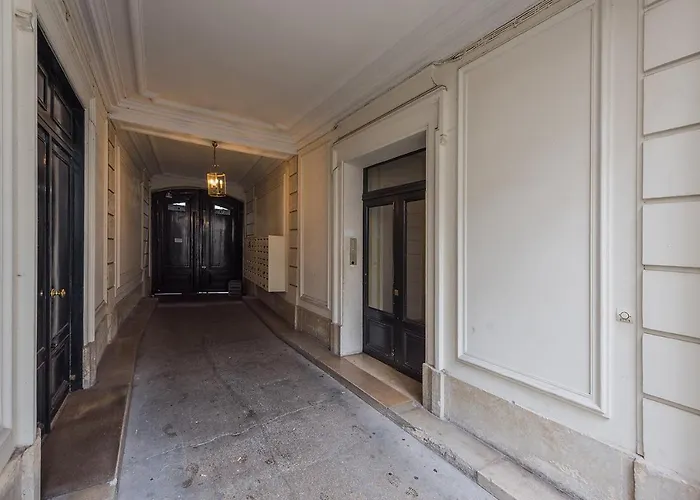 Près Des Champs-élysées *