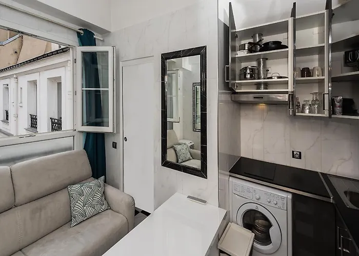 Près Des Champs-élysées Parigi